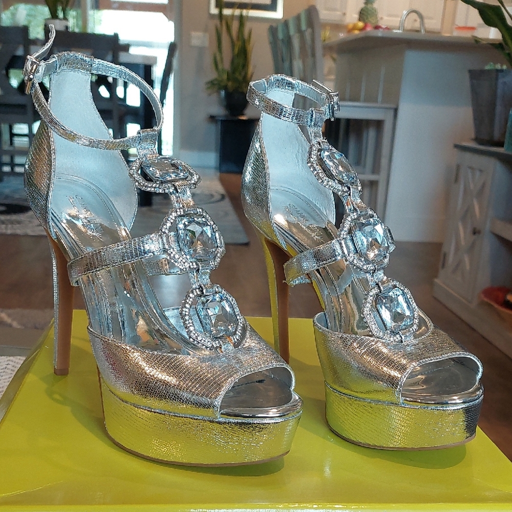 Gianni Bini Shimmering Silver Platform Heels. Brand New With Original Box. 5" hi